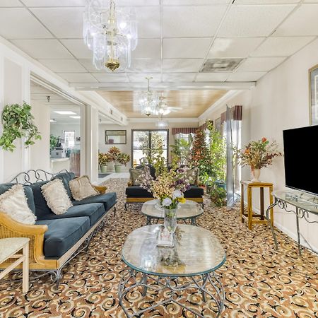 Oyo Hotel Grenada West Екстер'єр фото