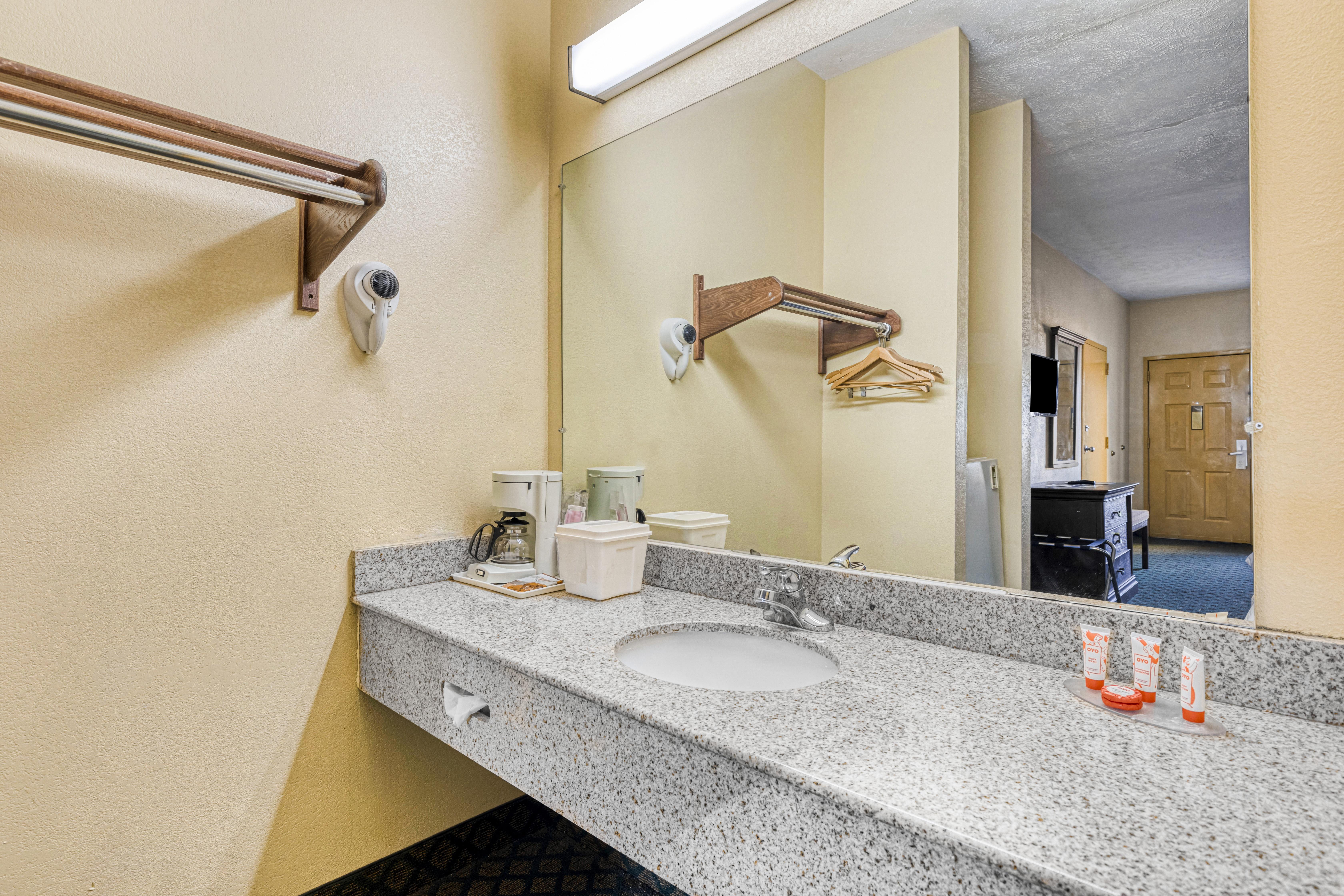 Oyo Hotel Grenada West Екстер'єр фото
