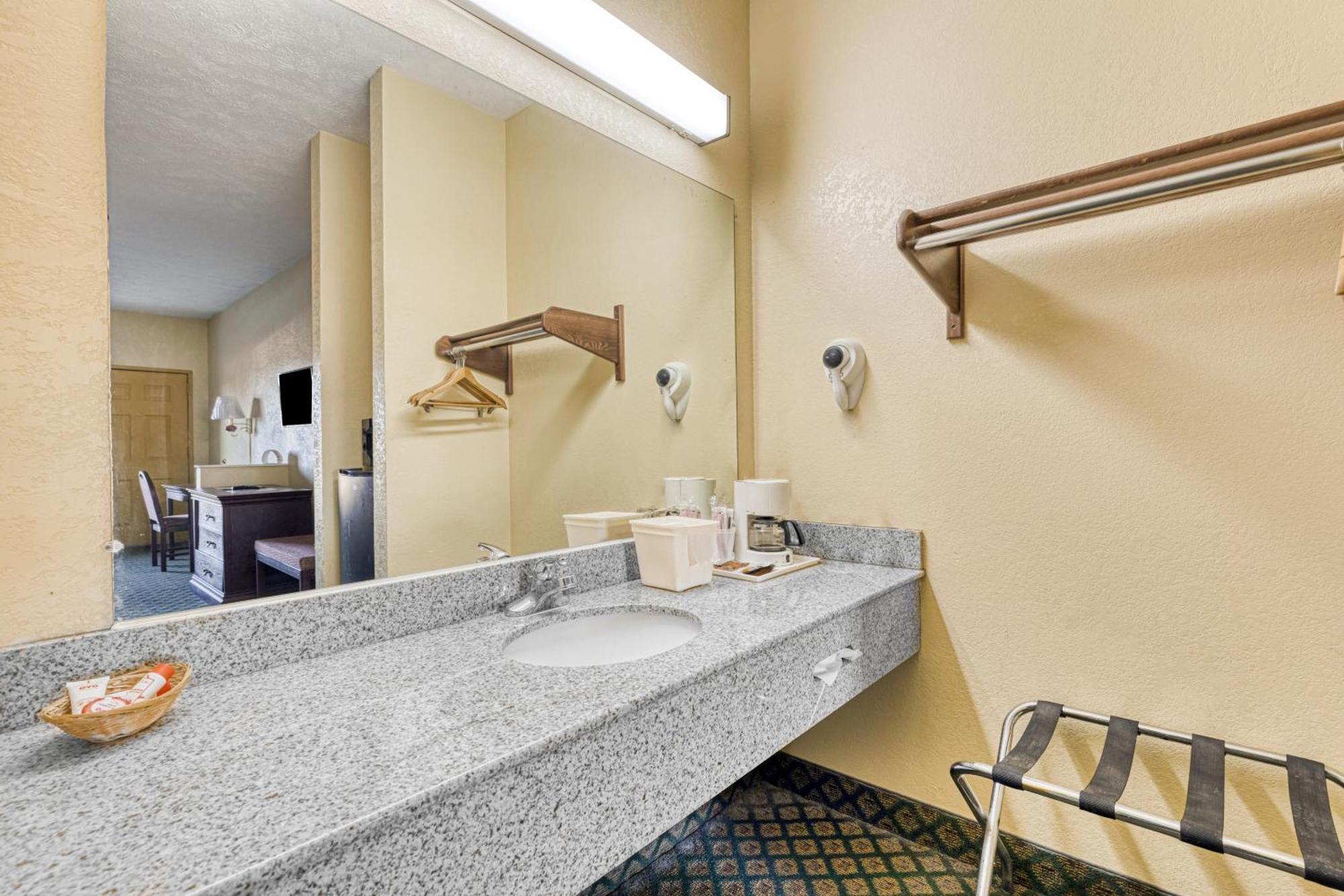 Oyo Hotel Grenada West Екстер'єр фото